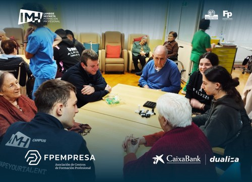 Caixabank Dualiza: Probando juegos inclusivos en la residencia de mayores.