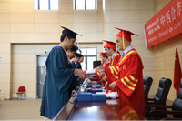 Entrega diplomas.png