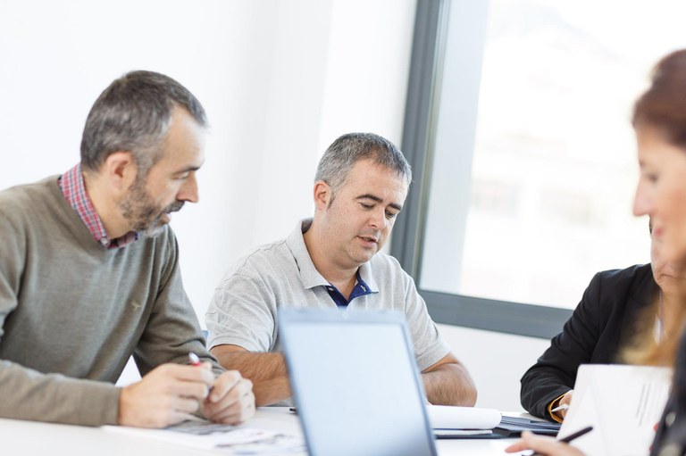 Personas analizando información