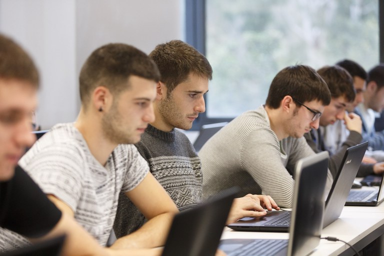 Ikasleak ordenagailua lanean